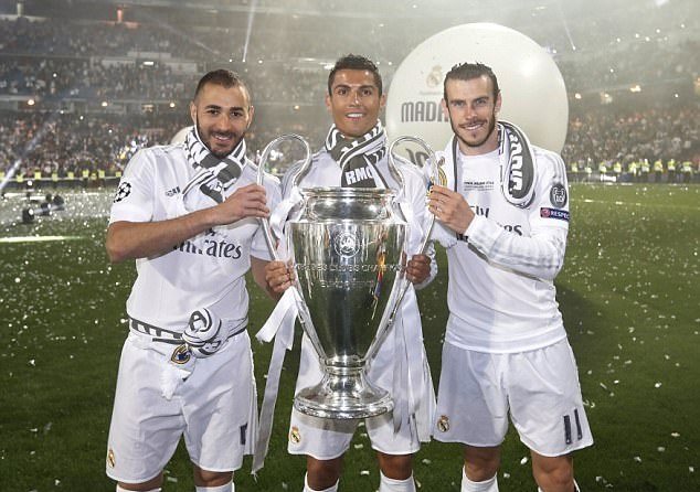 举腿抢球踩 举腿抢球踩